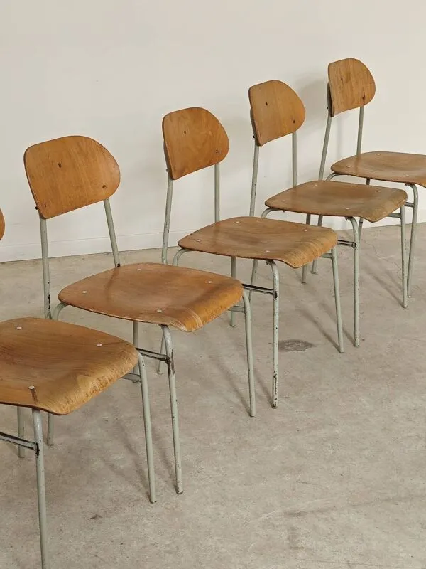 Illustration numéro 2 du produit Lot de 6 chaises d'école métal et bois
Ex Tchécoslovaquie 1960