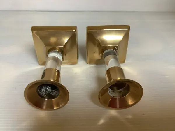 Illustration numéro 2 du produit Paire de petits bougeoirs en laiton et verre