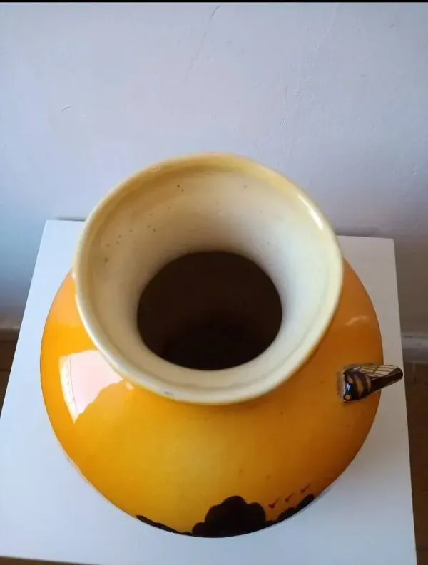 Illustration numéro 2 du produit Vase Artisanat Vintage 'Scène de Campagne' - Émail Jaune Ocre Brillant