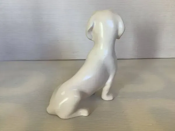 Illustration numéro 2 du produit Chien en céramique blanche