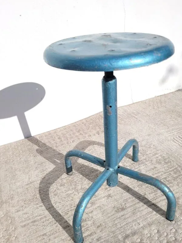 Illustration numéro 2 du produit Tabouret d’atelier à vis en métal bleu