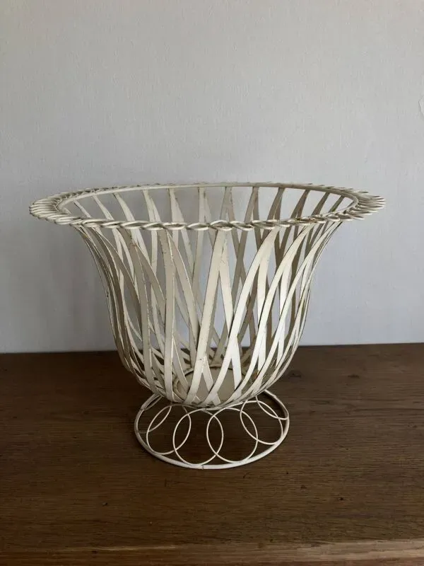 Illustration numéro 2 du produit Cache pot Médicis néo classique XXL en tôle ivoire XXL