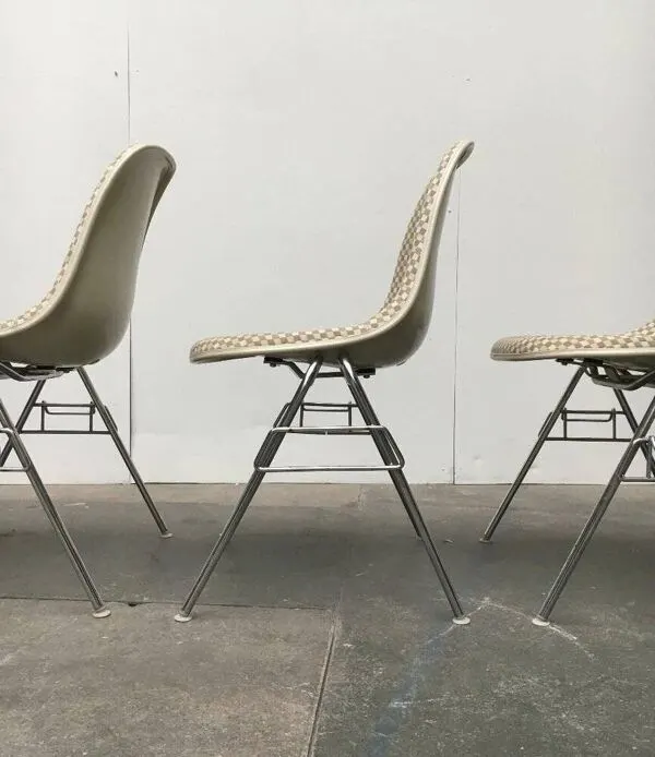 Illustration numéro 2 du produit Chaises empilables en fibre de verre de style mid-century par Charles et Ray Eames avec motif à carreaux par Alexander Girard pour Vitra, années 1960, ensemble de 4.