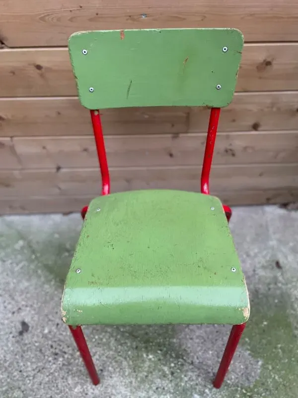 Illustration numéro 2 du produit Lot de 3 chaises d’école vintage