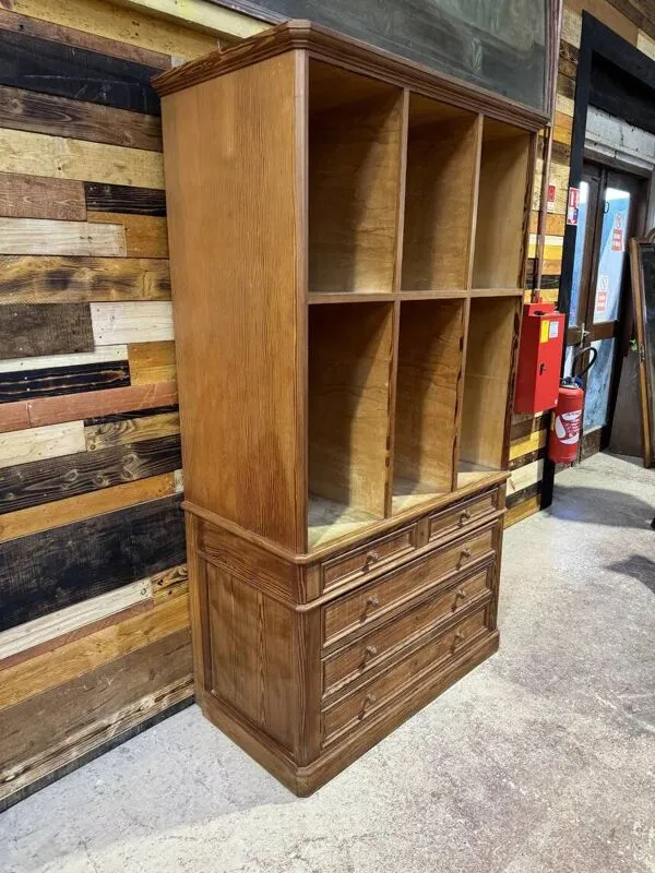 Illustration numéro 2 du produit Meuble de métier en pitchpin - Années 1950 - Commode & Bibliothèque