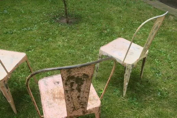 Illustration numéro 2 du produit Ensemble de 3 chaises de bistrot / de jardin inspirées par le style art nouveau Tolix.