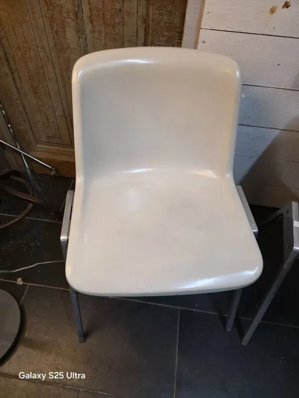 Illustration numéro 2 du produit Paire de chaises vintage Wilkhahn Coque fibre de verre Aluminium 1970