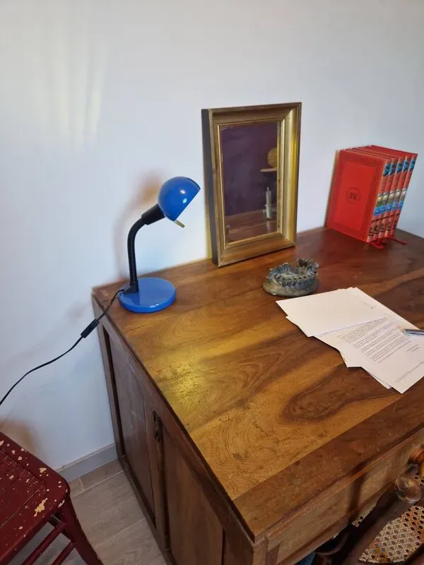 Illustration numéro 2 du produit Lampe de bureau allemande Brilliant — style vintage, bleu électrique