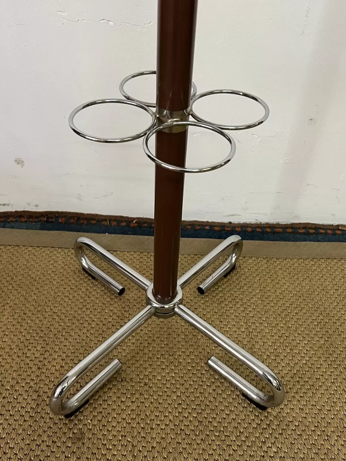 Illustration numéro 2 du produit Porte manteau industriel en métal chromé