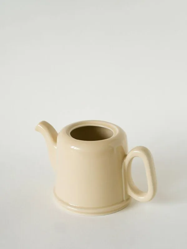 Illustration numéro 2 du produit Théière en céramique jaune beurre et dorée, 1950