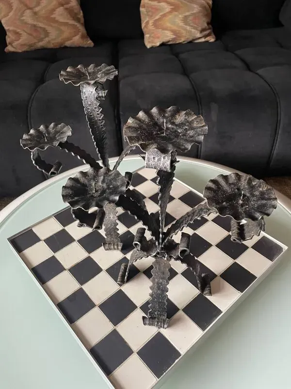 Illustration numéro 2 du produit Paire de chandeliers en ferronnerie artisanale