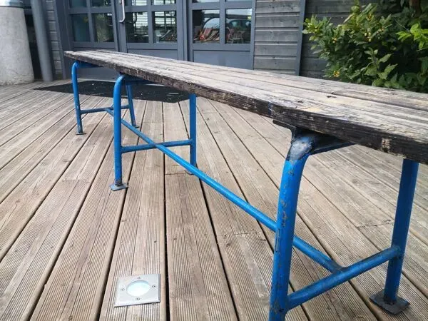 Illustration numéro 2 du produit Banc vestiaire école années 70