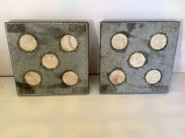 Illustration numéro 2 du produit Paire de bougeoirs en marbre vert