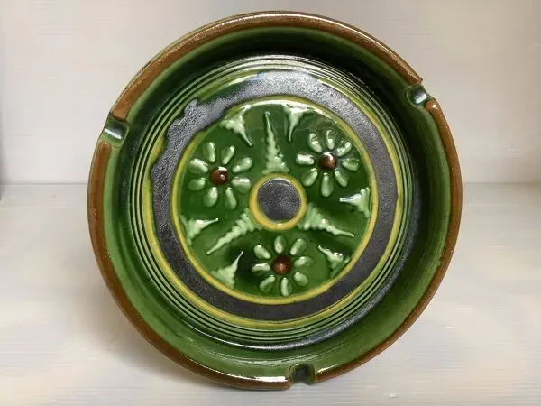 Illustration numéro 2 du produit Vide poche cendrier vert sapin et noir Puigdemont