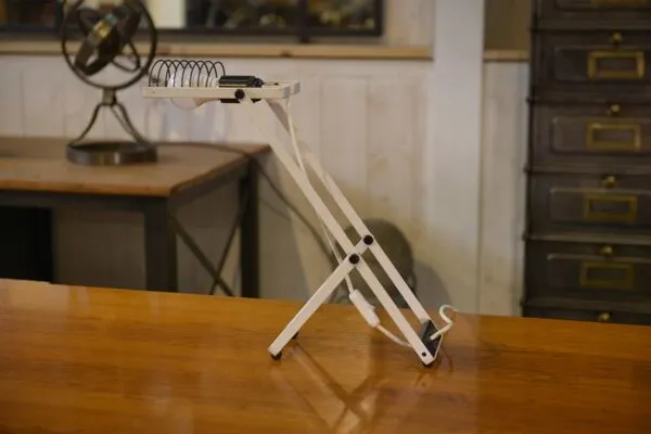 Illustration numéro 2 du produit Lampe de bureau Sintesi par Ernesto Gismondi pour Artemide 1990’s