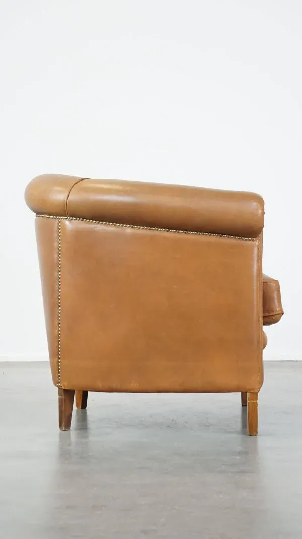 Illustration numéro 2 du produit Fauteuil club en cuir de mouton de couleur cognac neutre et en bon état