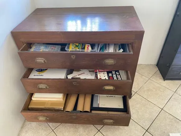 Illustration numéro 2 du produit Meuble de métier, comptoir 3 tiroirs en chêne