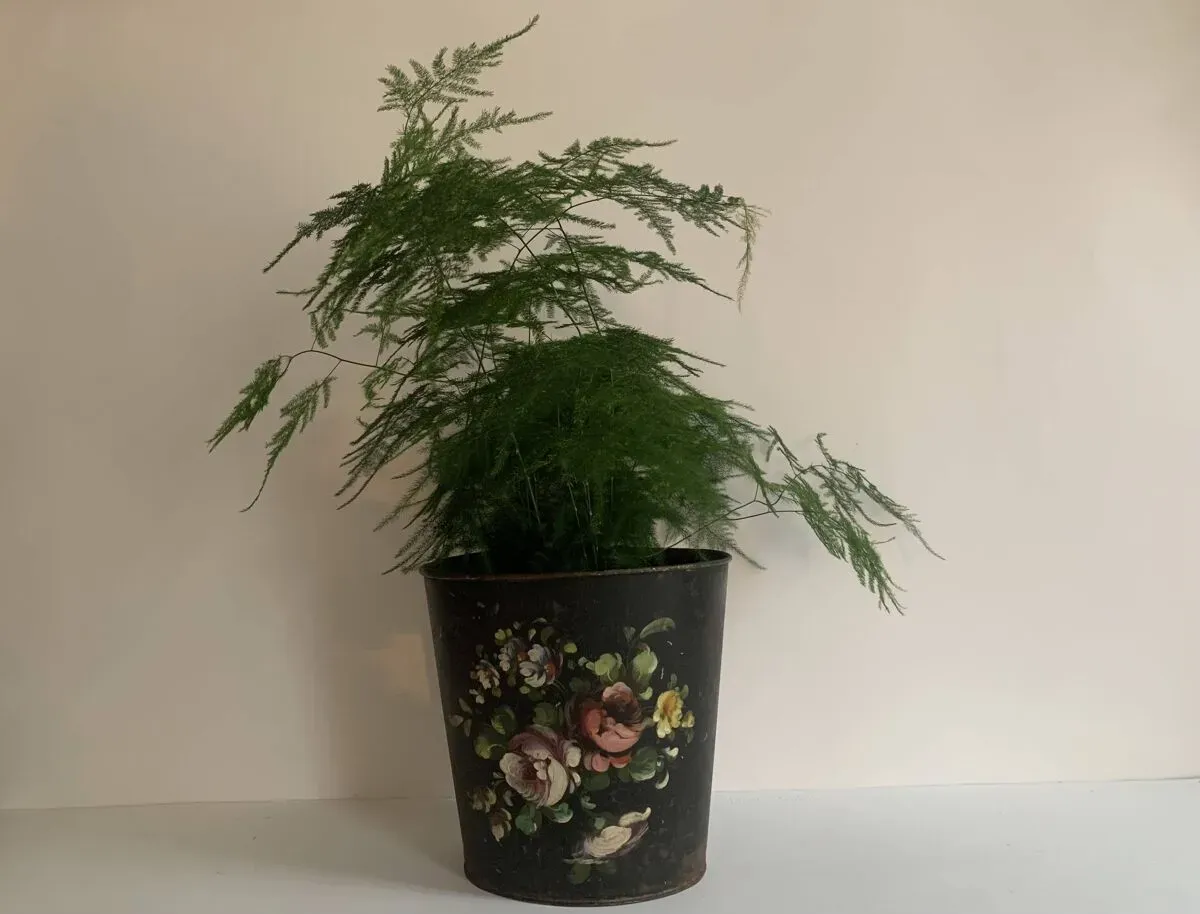 Illustration numéro 2 du produit Corbeille à papier Napoléon III en tôle noire et fleurs peintes, 19e siècle