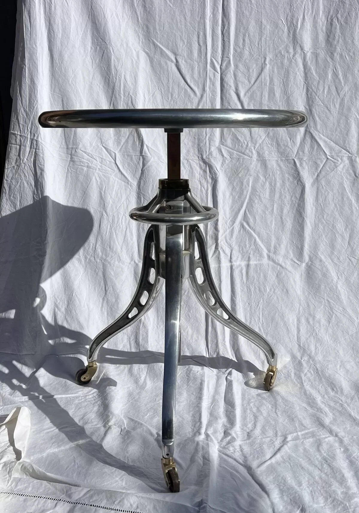 Illustration numéro 2 du produit Table à crémaillère