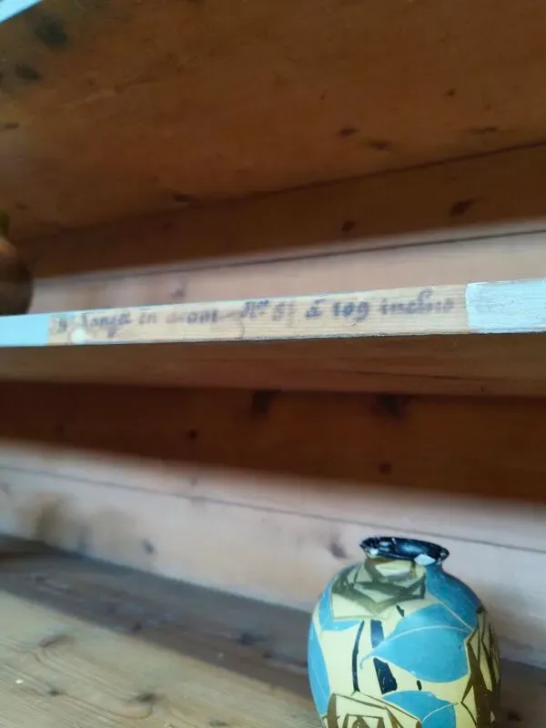 Illustration numéro 2 du produit Ancienne bibliothèque d'école, vaisselier blanc patiné deux corps année 1888