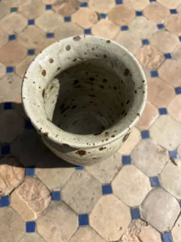 Illustration numéro 2 du produit Vase en grès de Puisaye à décor de feuille