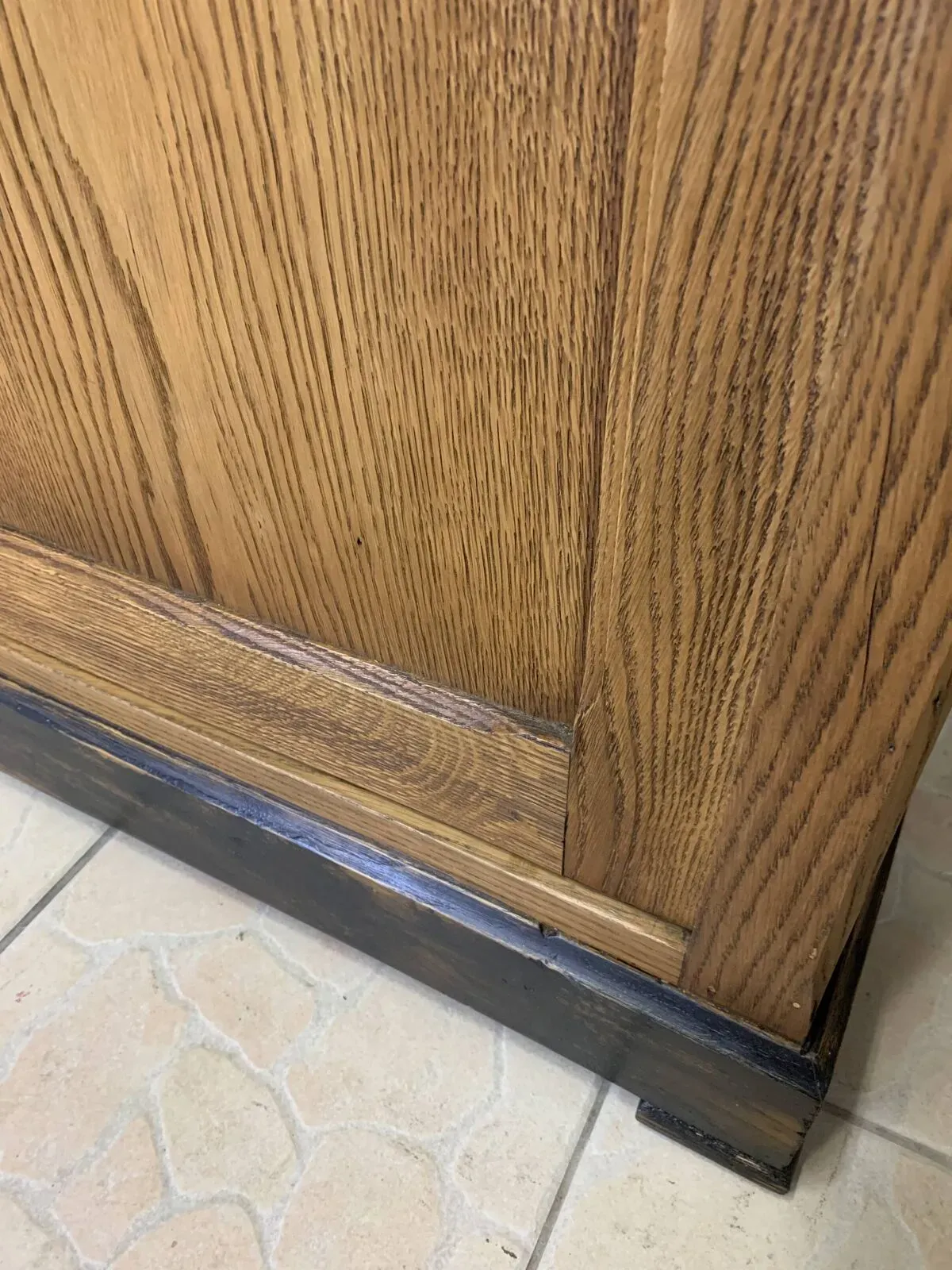 Illustration numéro 2 du produit Vitrine d'école en chêne massif