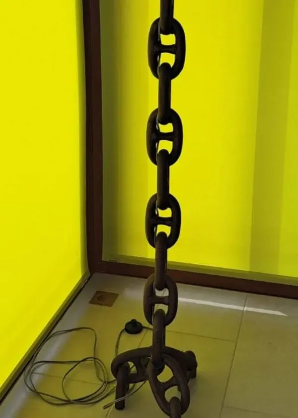 Illustration numéro 2 du produit Lampe de sol artisanale ''Chaîne d'Ancre'' – Style Industriel & Maritime