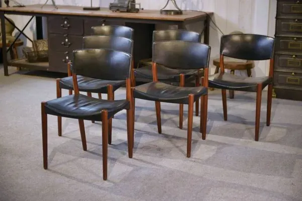 Illustration numéro 2 du produit Ensemble de 6 chaises Ejner Larsen et A. Bender Madsen pour Willy Beck design scandinave en cuir et palissandre 1960’s