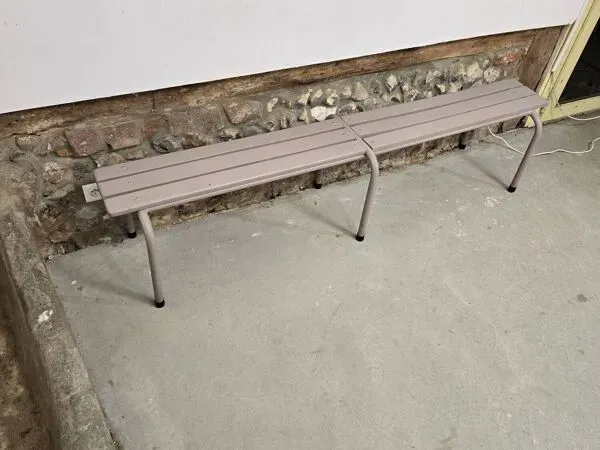 Illustration numéro 2 du produit Banc d'école relooké mauve clair 1970 taille adulte