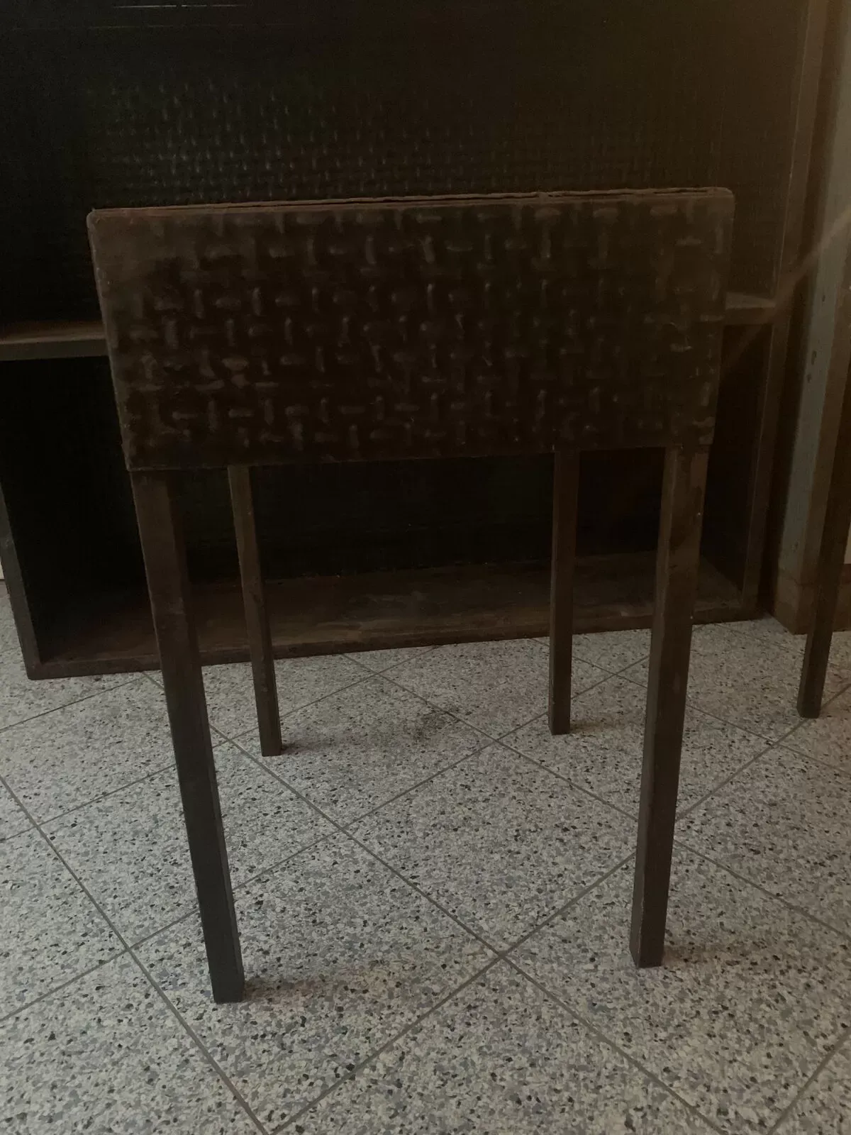 Illustration numéro 2 du produit Paire de tables d'appoint métal vintage