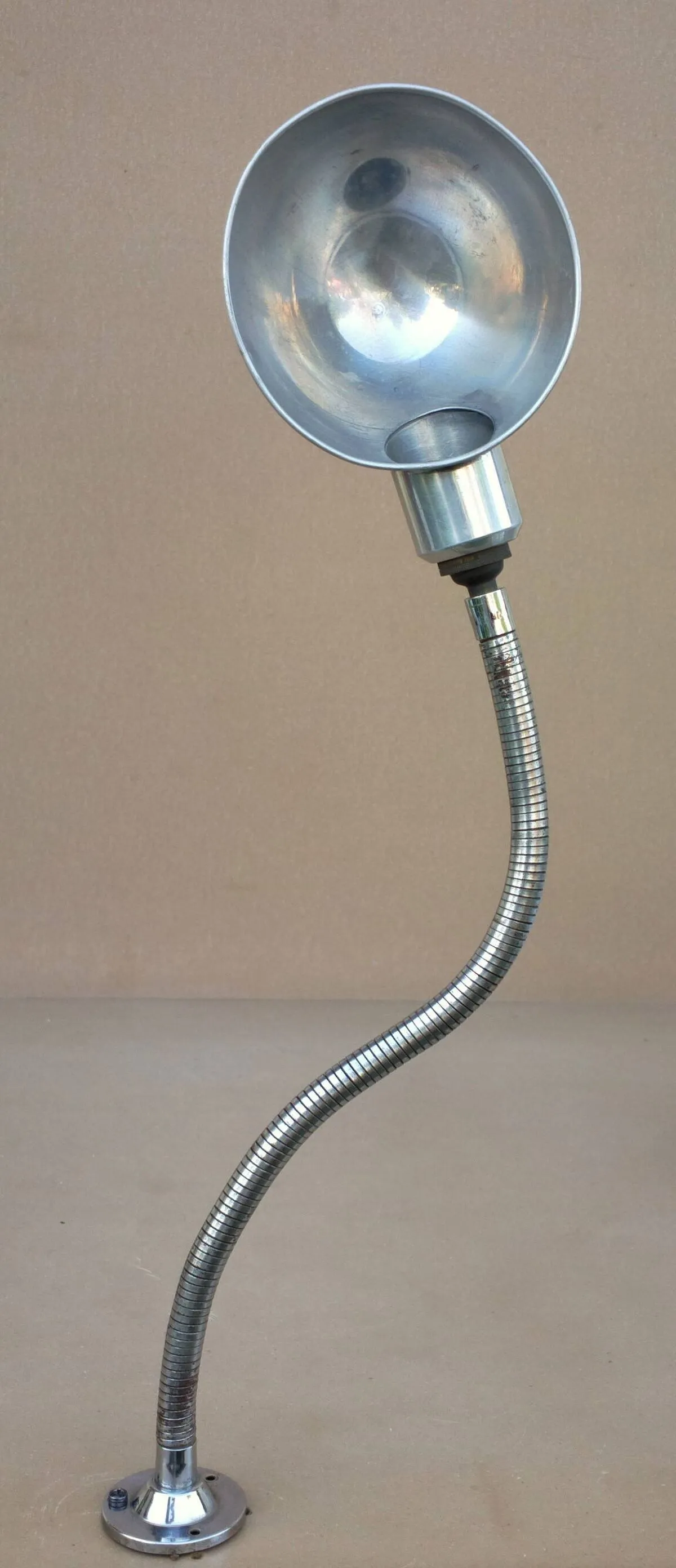 Illustration numéro 2 du produit Lampe jumo d'atelier usine articulée par flexible alu vintage ancienne old lamp