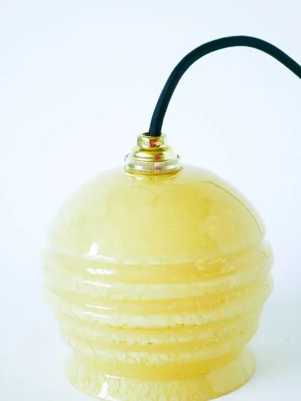 Illustration numéro 2 du produit Petite suspension boule en verre de Clichy col évasé, Jaune, 1930