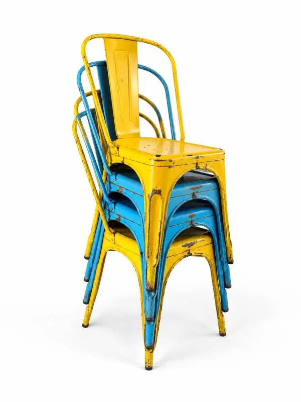 Illustration numéro 2 du produit 4 chaises Tolix jaune et bleu, années 60