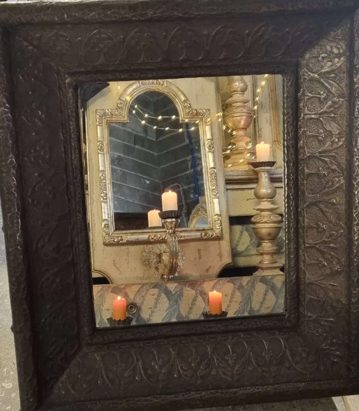 Illustration numéro 2 du produit Miroir début 20ème en tôle emboutie