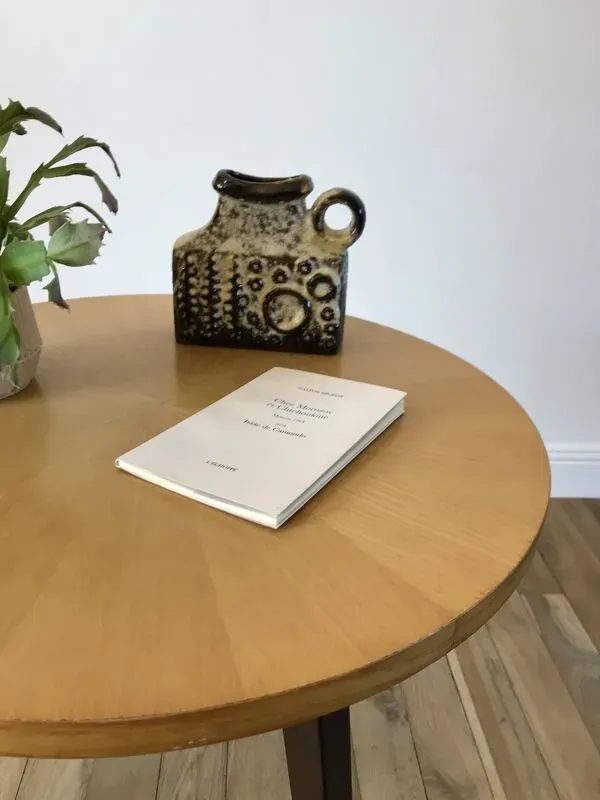 Illustration numéro 2 du produit Table basse tripode en bois et marqueterie bicolore design scandinave 1950