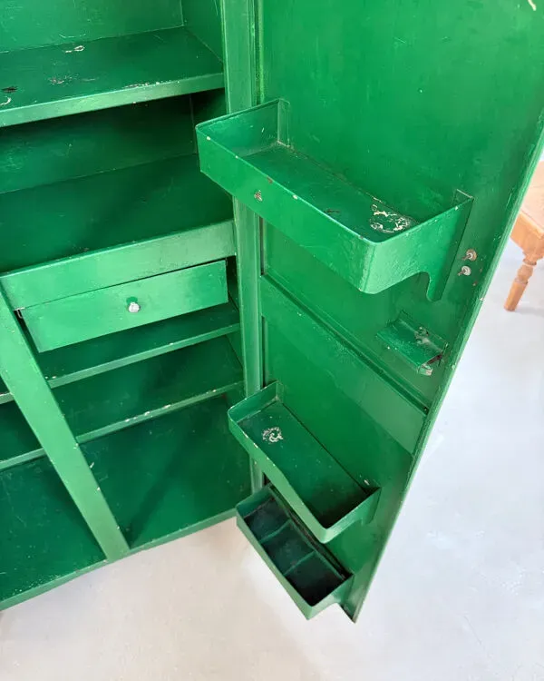 Illustration numéro 2 du produit Armoire vintage en métal vert