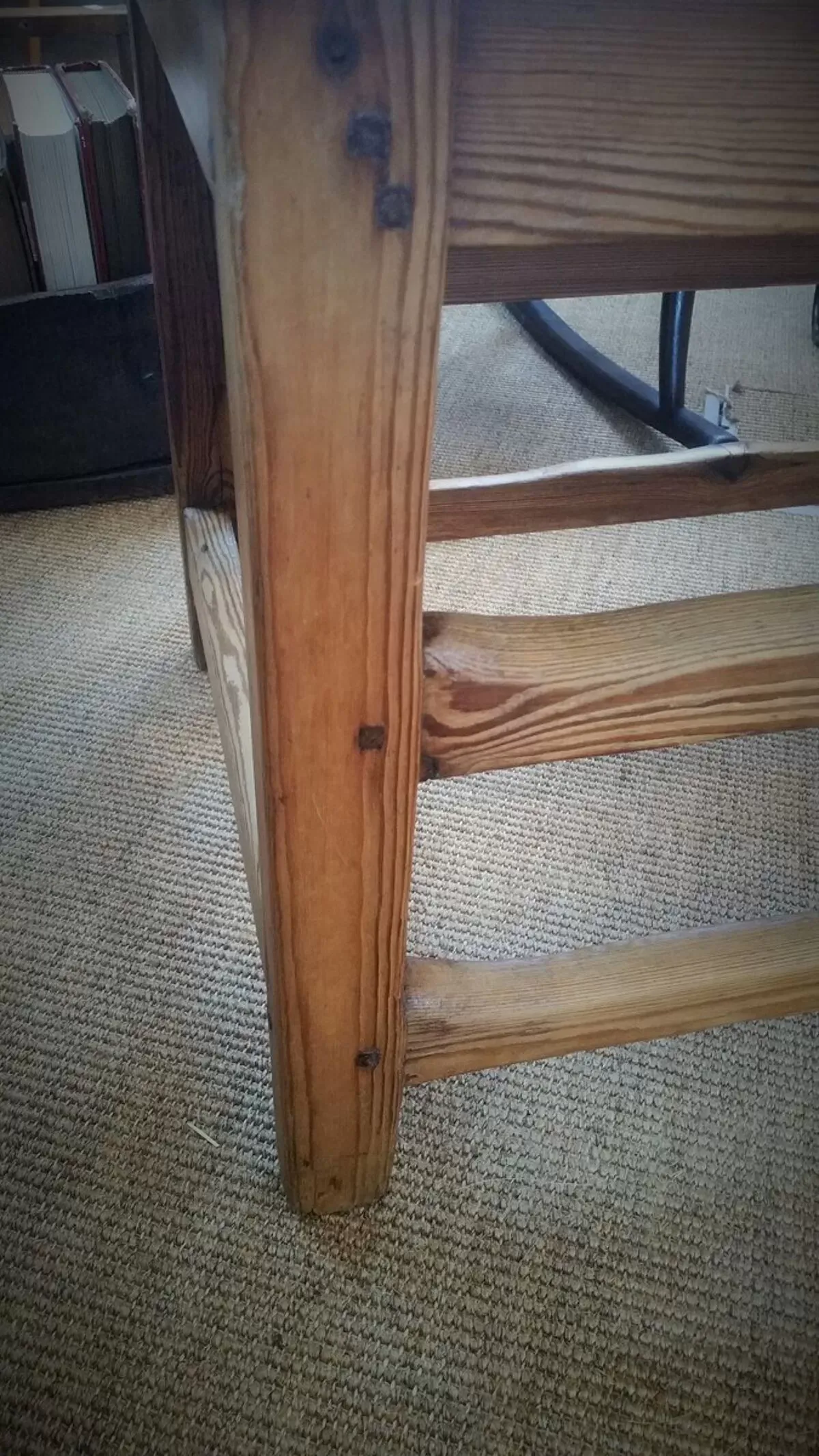 Illustration numéro 2 du produit Table basse rectangulaire en sapin ancienne