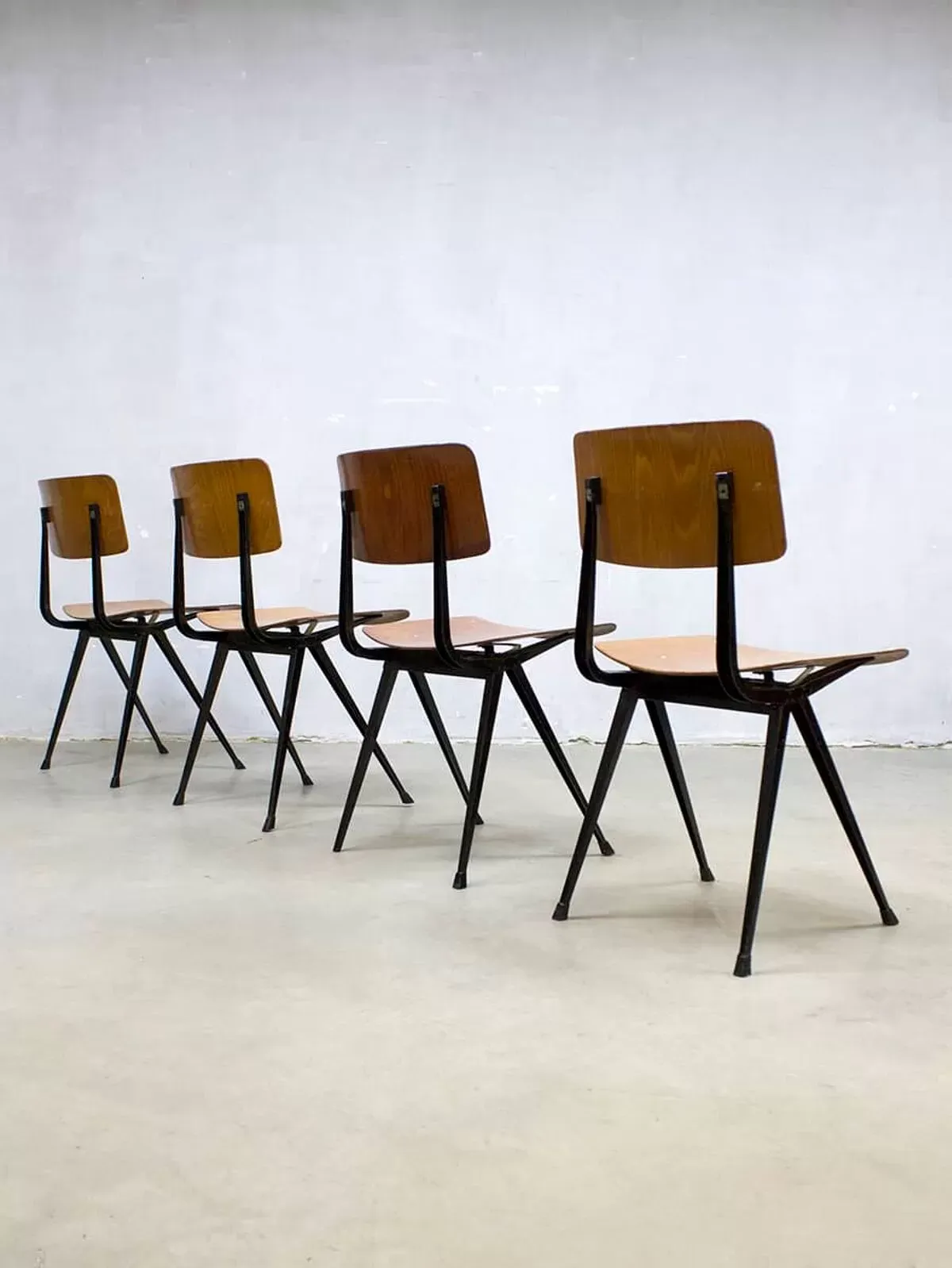 Illustration numéro 2 du produit Chaises d'école industrielle