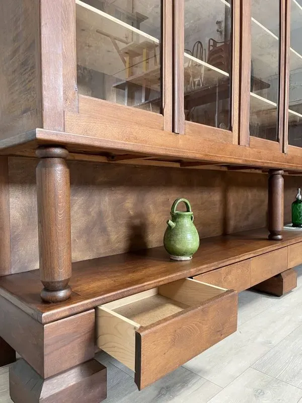 Illustration numéro 2 du produit Meuble de métier vitrine en bois massif.