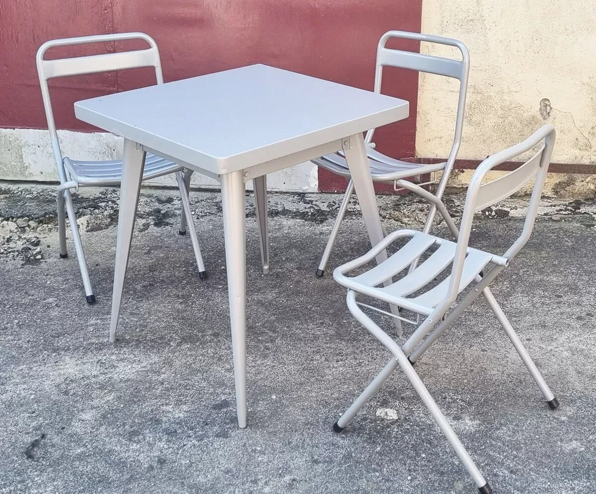 Illustration numéro 2 du produit Table tolix, design indus, et ses 3 chaises pliantes, dessinés par xavier pauchard