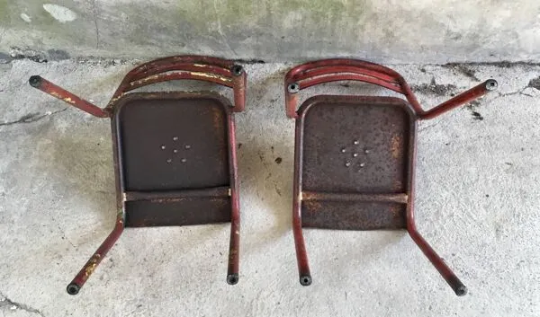 Illustration numéro 2 du produit Paire de chaises tolix T2 rouge - assise pleine - 1950