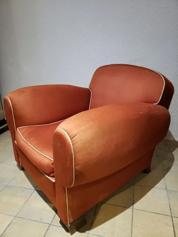 Illustration numéro 2 du produit Fauteuil club satin rouge
