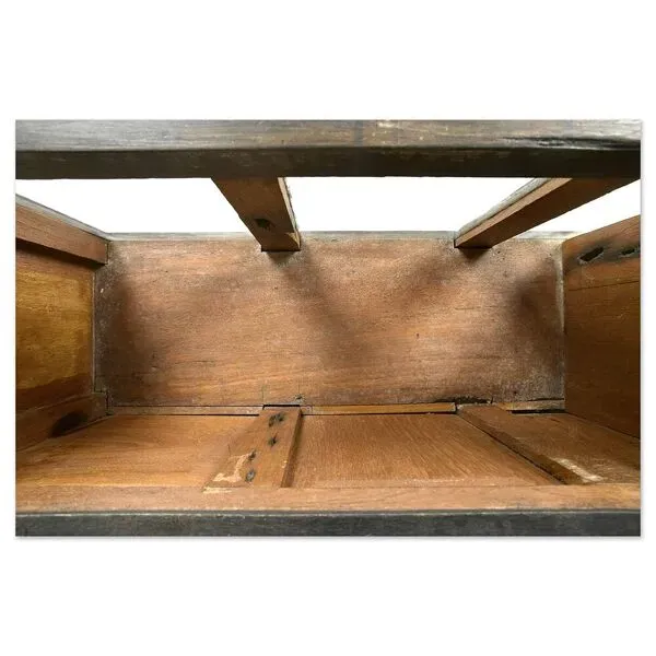 Illustration numéro 2 du produit Coffre vitré en bois patiné (44 x 120 x 25cm)