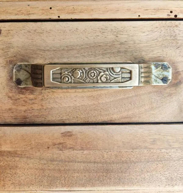 Illustration numéro 2 du produit Grand buffet ancien Art Déco en bois (noyer) – plateau en marbre