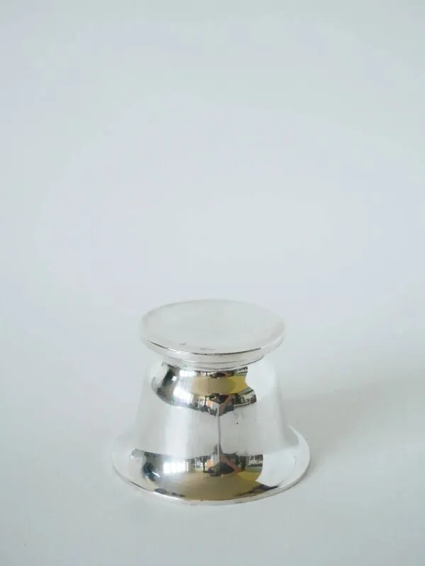 Illustration numéro 2 du produit Mortier et pilon en métal argenté, 1960