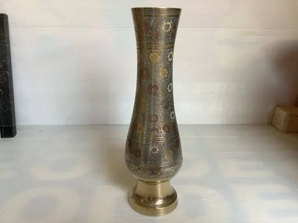Illustration numéro 2 du produit Vase en laiton travaillé