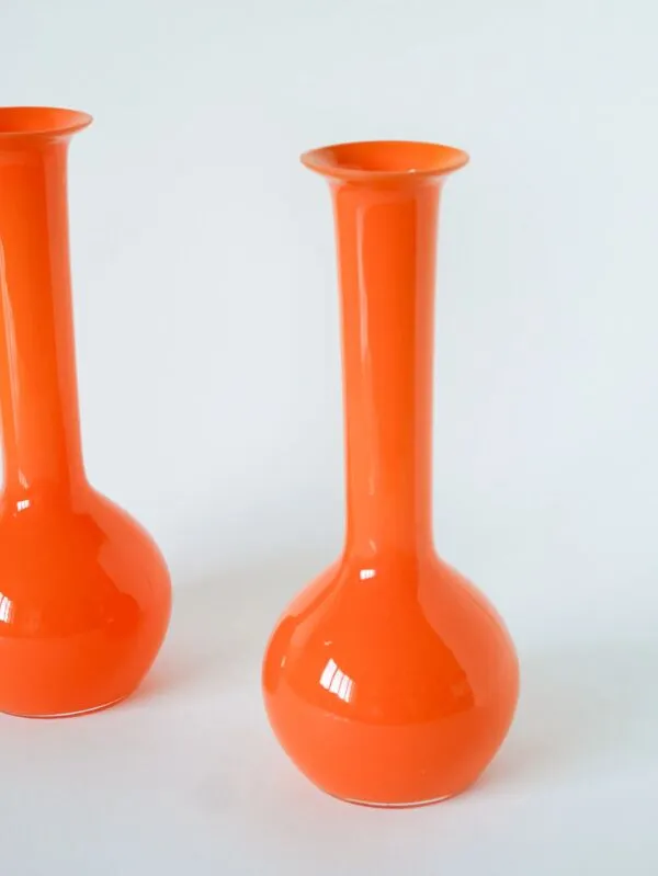 Illustration numéro 2 du produit Paire de vases en opaline, orange, design, 1970