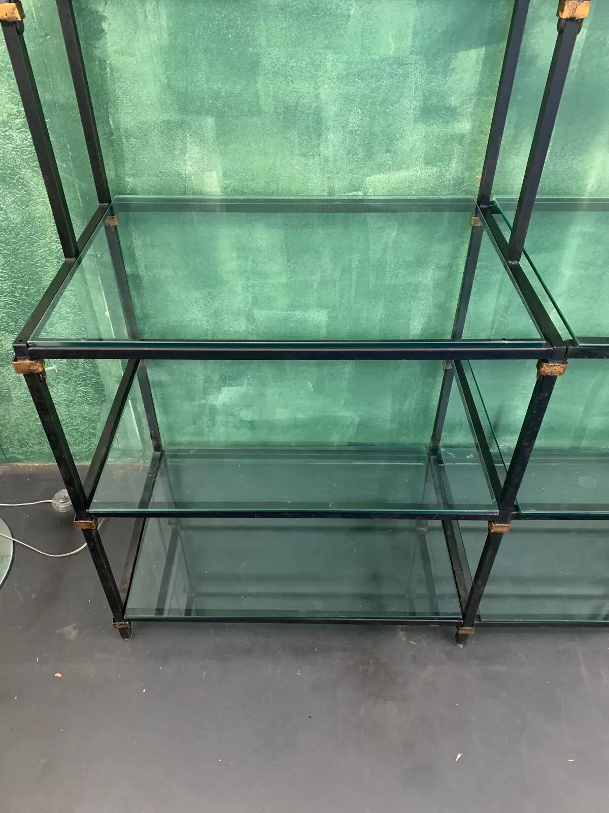 Illustration numéro 2 du produit Étagère d’usine tube en fer noir années 1960’