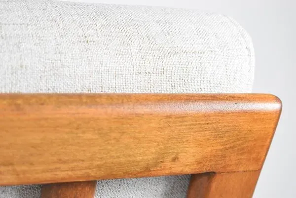 Illustration numéro 2 du produit Fauteuil scandinave restauré avec repos-pieds, icône des années 60, tissu marron, teck