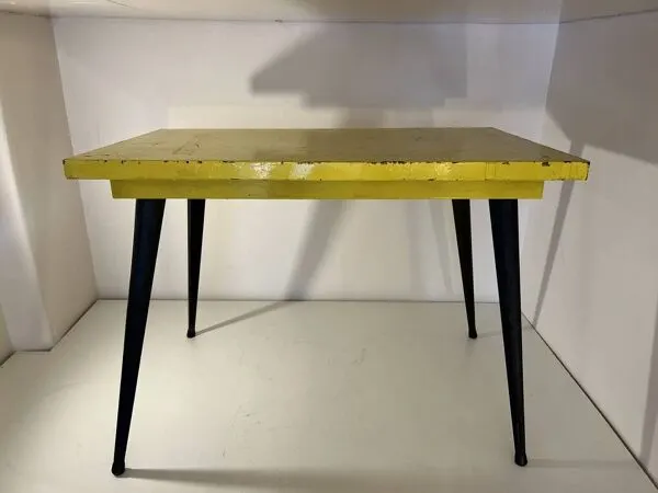 Illustration numéro 2 du produit Table  dans le style de Tolix jaune métal patiné